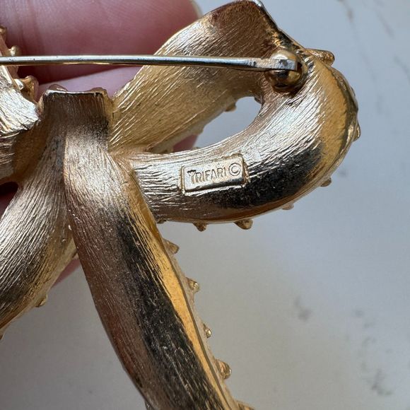 Vintage 1960s Crown Trifari Textured Gold Bow Brooch With Stitch Detail - Picture 6 of 9